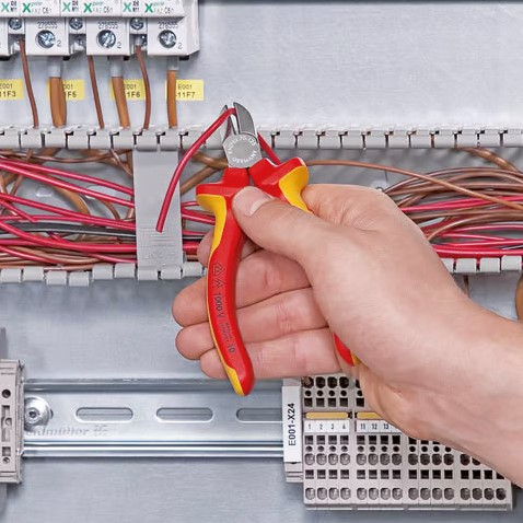KB-7006125-KNPX	Stuk	Knipex	Zijsnijtang verchr./comfort 125 mm VDE